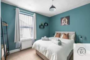 Shamrock House- 2 BR House, Free Parking & WIFI